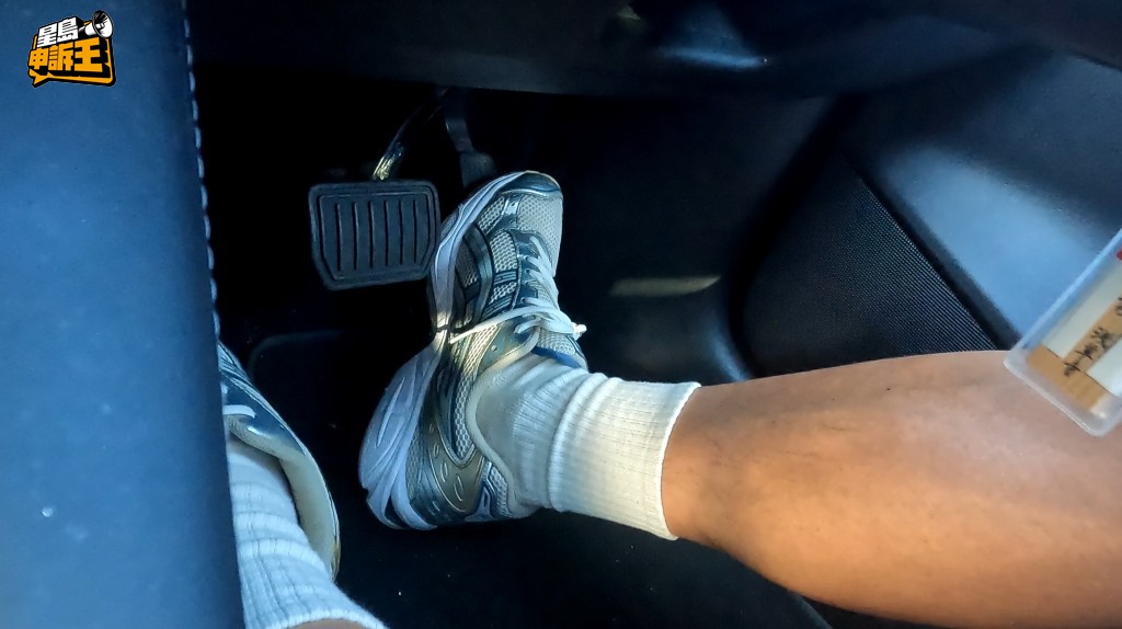 電動車司機不踩電門時,系統會作出動力回收作充電用途,並且有好像踩著煞車、或拖着煞車一樣的效果。惟它不是真的煞車,要煞車必須踩真煞車掣才安全。 電動車司機不踩電門時,系統會作出動力回收作充電用途,並且有好像踩著煞車、或拖着煞車一樣的效果。惟它不是真的煞車,要煞車必須踩真煞車掣才安全。