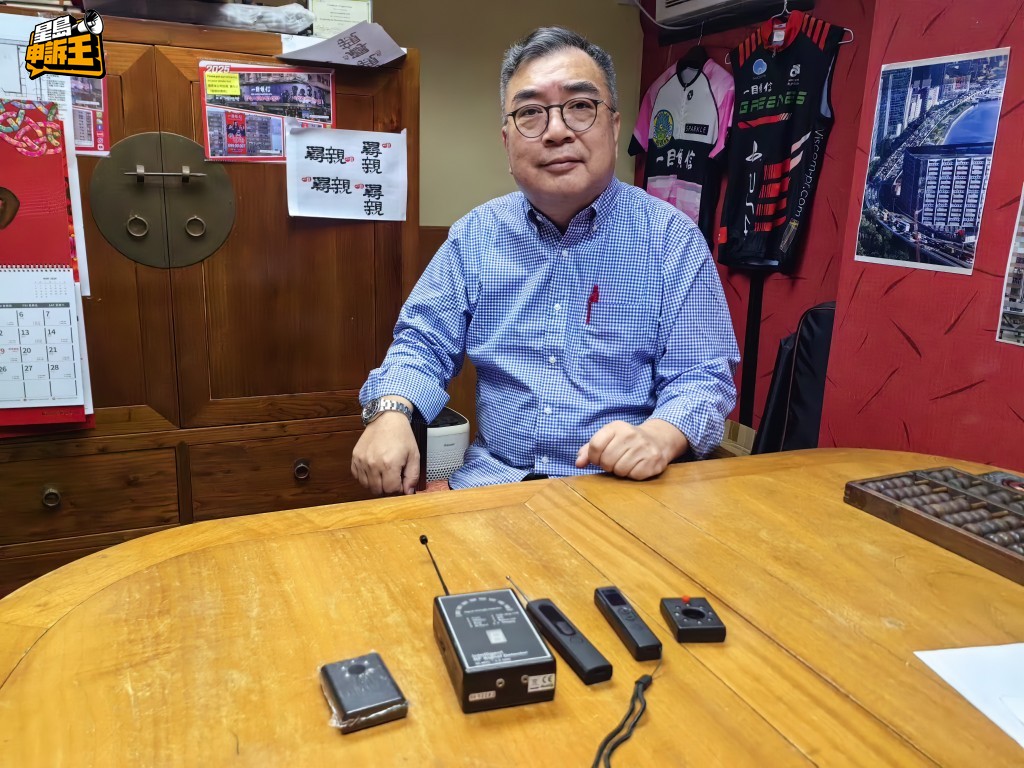 私家偵探社社長King Sir,教大家怎樣防範偷拍鏡頭。 私家偵探社社長King Sir,教大家怎樣防範偷拍鏡頭。