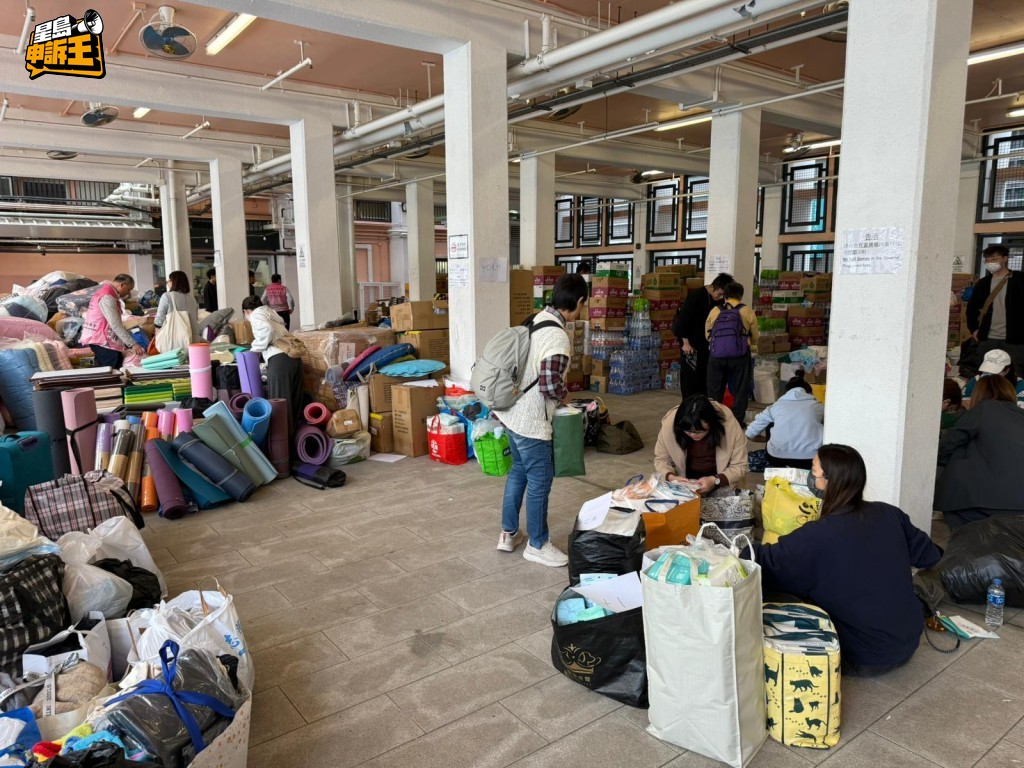 街坊在社區會堂整理救援物資。 街坊在社區會堂整理救援物資。