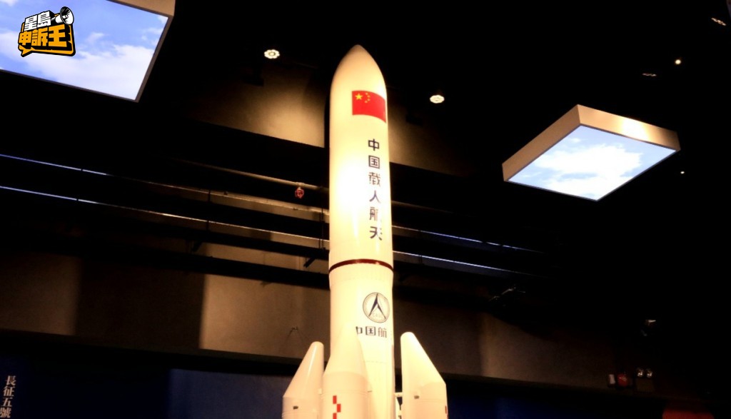 長征5號B運載火箭模型,比例是1:9,高度是6米。 長征5號B運載火箭模型,比例是1:9,高度是6米。