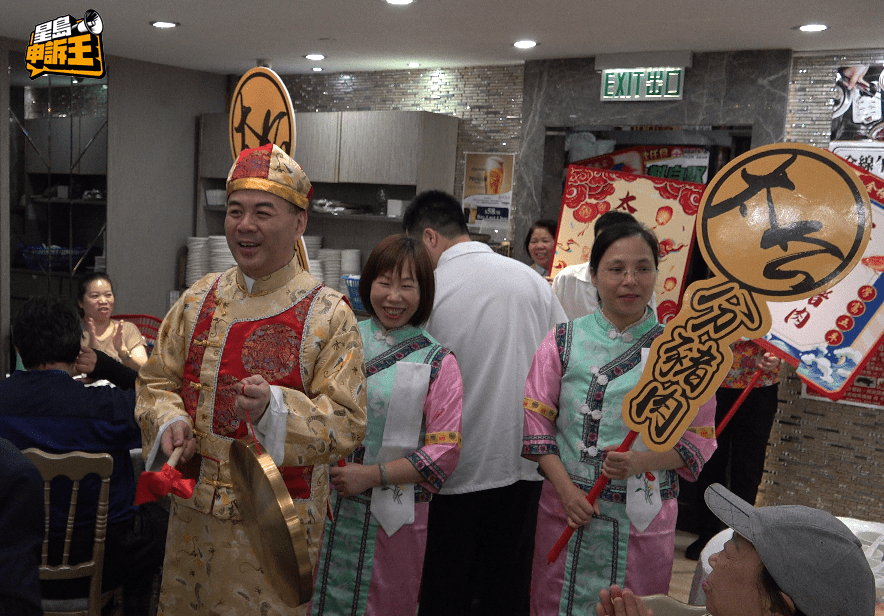 員工們熟練地上演「太公分豬肉」表演。 員工們熟練地上演「太公分豬肉」表演。