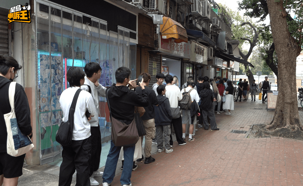 記者中午12點到達現場時,驚見已排起長龍。 記者中午12點到達現場時,驚見已排起長龍。