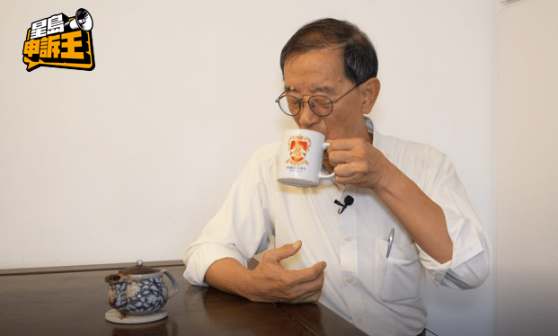 另外,建議每天飲用兩公升水。 另外,建議每天飲用兩公升水。