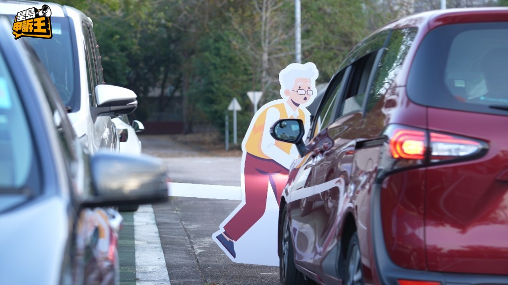 雖然車速已經很慢，司機亦預計要停車，但最後還是撞到假人。