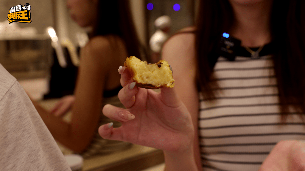 記者試食後認為葡撻帶肉桂香氣,但內餡與港人平時習慣的味道相比,蛋味較淡,亦不夠幼滑。 記者試食後認為葡撻帶肉桂香氣,但內餡與港人平時習慣的味道相比,蛋味較淡,亦不夠幼滑。
