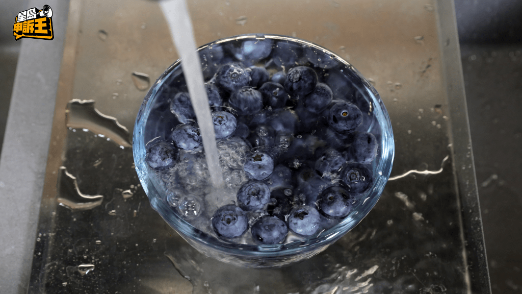 營養學家Mellissa Cheung指，將藍莓放到流動的清水沖洗約一分鐘即可，若浸泡太久，反而會讓水溶性維他命流失。