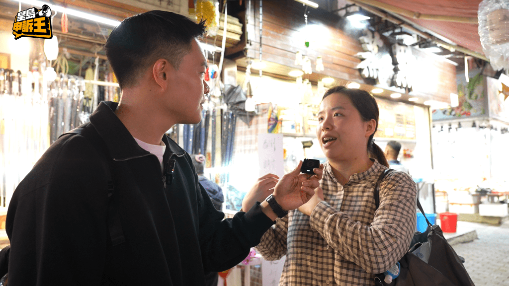 市民鄺小姐早前因母親所贈、具三年歷史的愛傘被風吹破,威哥花了一整個月時間為她精心修復。 市民鄺小姐早前因母親所贈、具三年歷史的愛傘被風吹破,威哥花了一整個月時間為她精心修復。