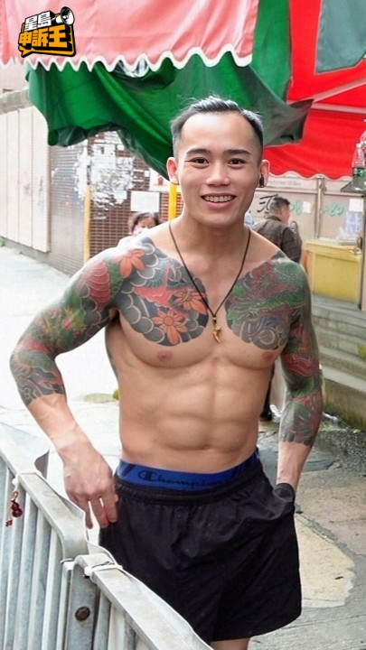 爆肌男原名黎俊杰(人稱阿俊,洋名Chris),今年34歲,接收家人經營的魚檔大概6年。 爆肌男原名黎俊杰(人稱阿俊,洋名Chris),今年34歲,接收家人經營的魚檔大概6年。