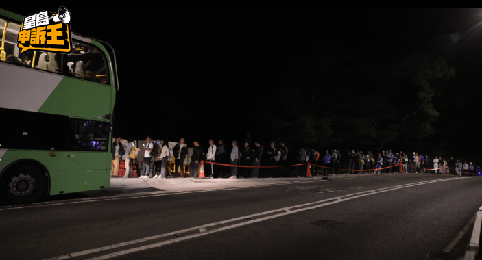 下山後需要找車返回市區，不少內地旅客在小紅書上投訴排隊的人潮過於可怕。