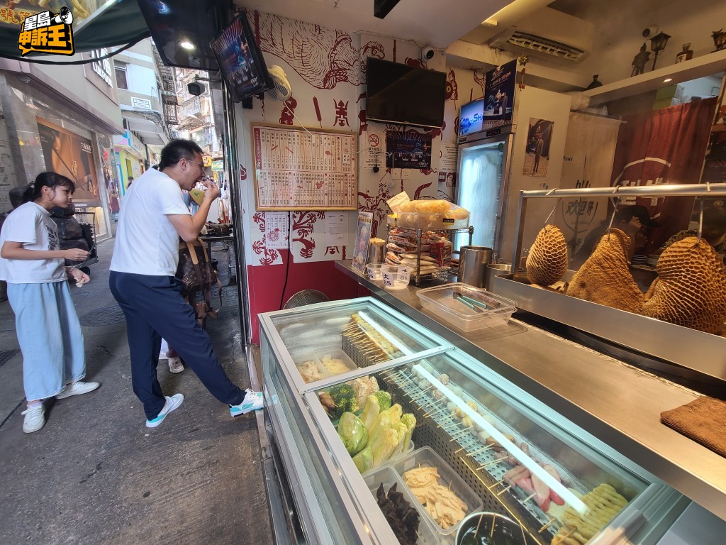 惟近年牛雜熱潮悄然崛起,變成濠江街頭最炙手可熱的小吃。 惟近年牛雜熱潮悄然崛起,變成濠江街頭最炙手可熱的小吃。