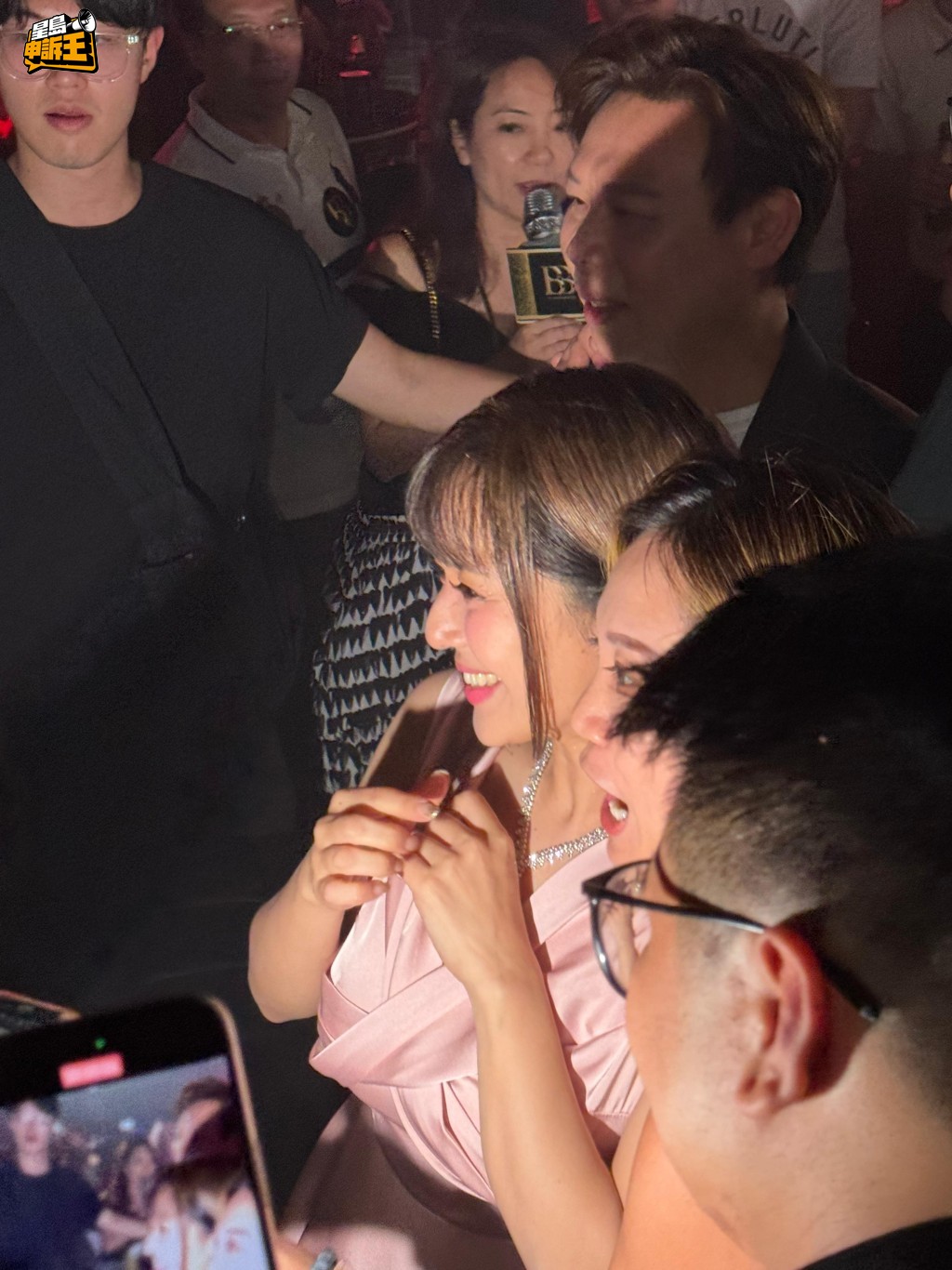 雖然活動順延，但蒼井空表現專業，登場時仍然充滿笑容和能量。