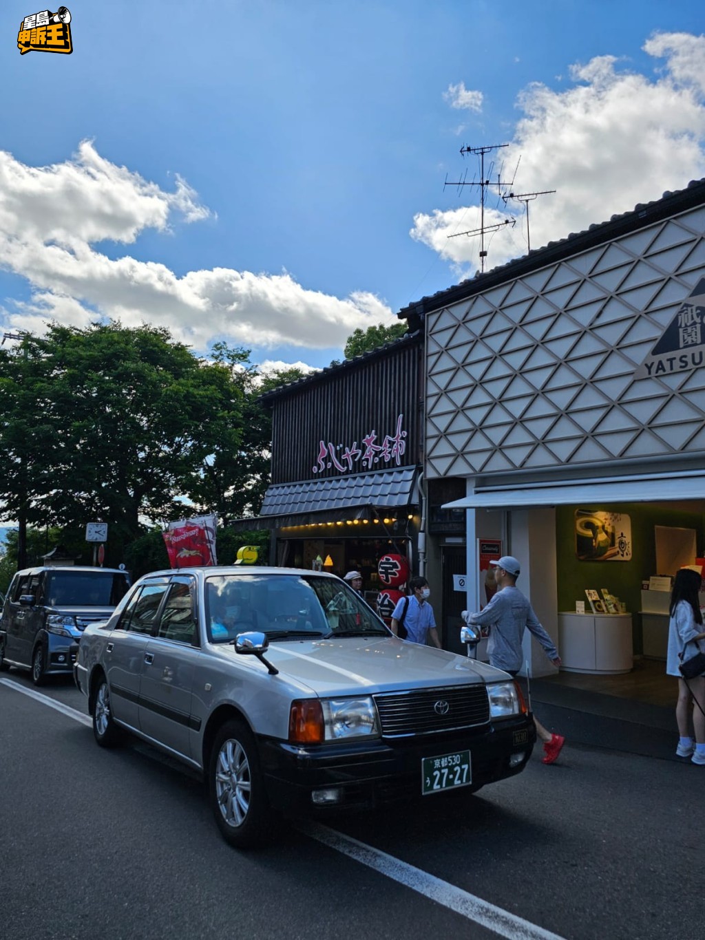 Jeff有次到日本旅行，親身體驗當地的士司機穿著整齊制服開工，感覺十分很好，回港後決定模仿他們的打扮，盼帶給乘客好感覺。(被訪者提供相片)