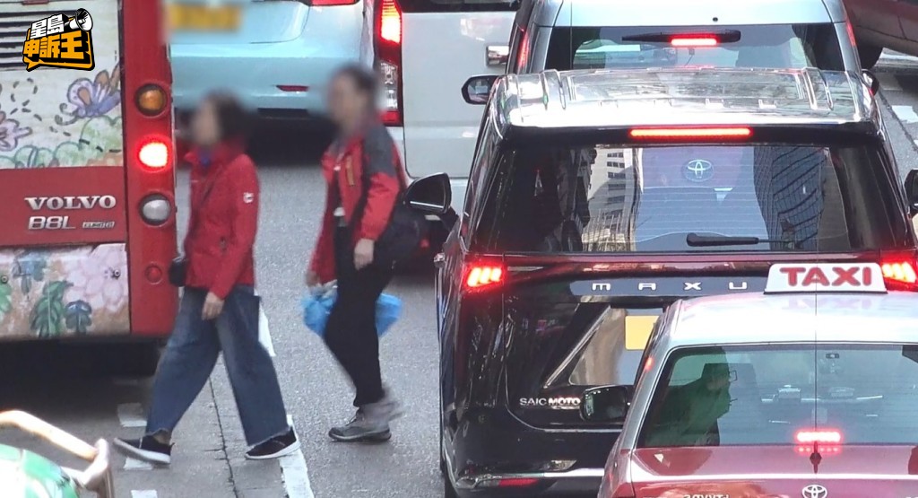 行人攝車罅過馬路時，其他行駛中車輛會因為收掣不及，而撞到途人。