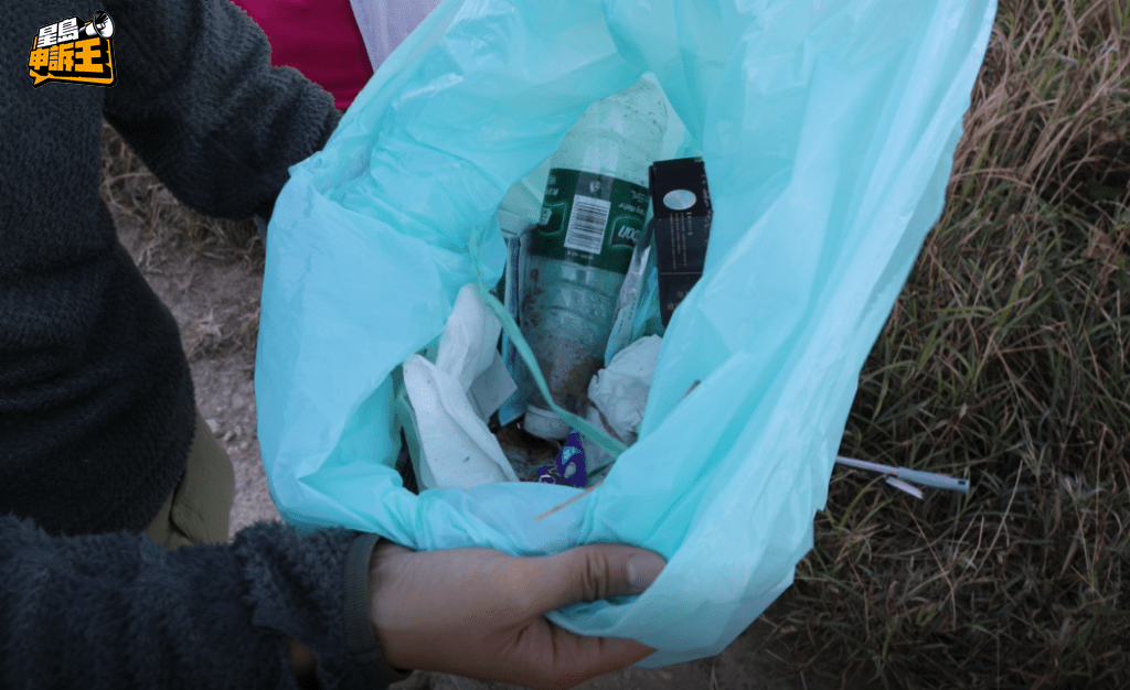 有志願者單是在「爛頭營」這個打卡地點，就撿到了半身高的垃圾，情況相當嚴重。