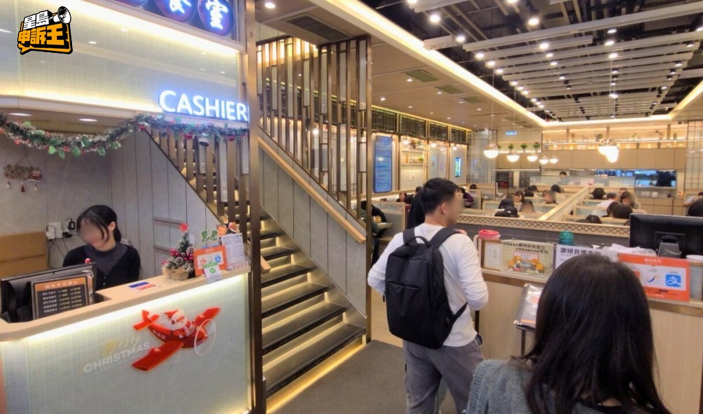 吳女士在2023年3月入職該餐廳做收銀。 吳女士在2023年3月入職該餐廳做收銀。