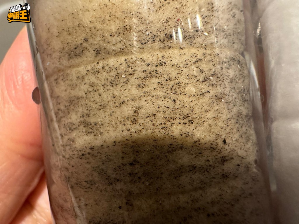 安裝在花洒的濾芯，使用不久便滿佈黑色微粒。（受訪者提供）