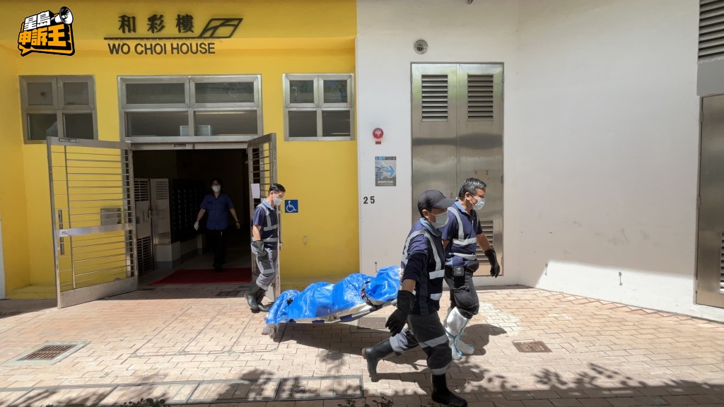 仵工移走姓霍女死者遺體。蔡楚輝攝 仵工移走姓霍女死者遺體。蔡楚輝攝