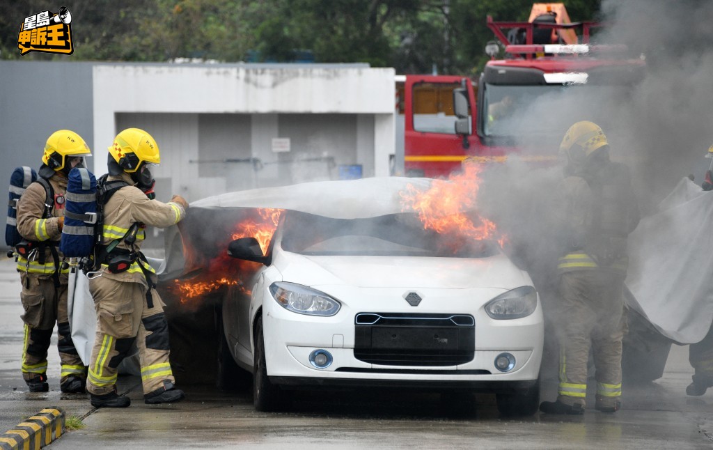 電動車鋰電池起火會燒得很利害,撲救相關火警所需水量,比油車要多10倍至40倍。(來源:資料相片) 電動車鋰電池起火會燒得很利害,撲救相關火警所需水量,比油車要多10倍至40倍。(來源:資料相片)