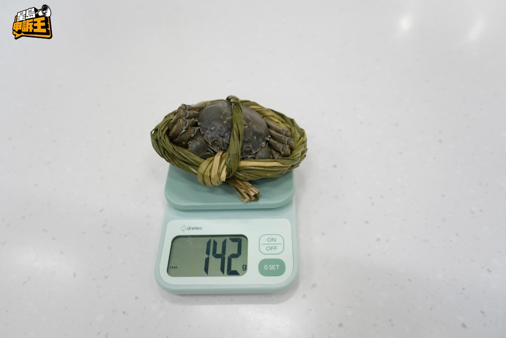 惟獨蓮塘街市購得的蟹隻存有「呃秤」之嫌，商家標稱至少3兩，實際每隻僅重2.6兩。