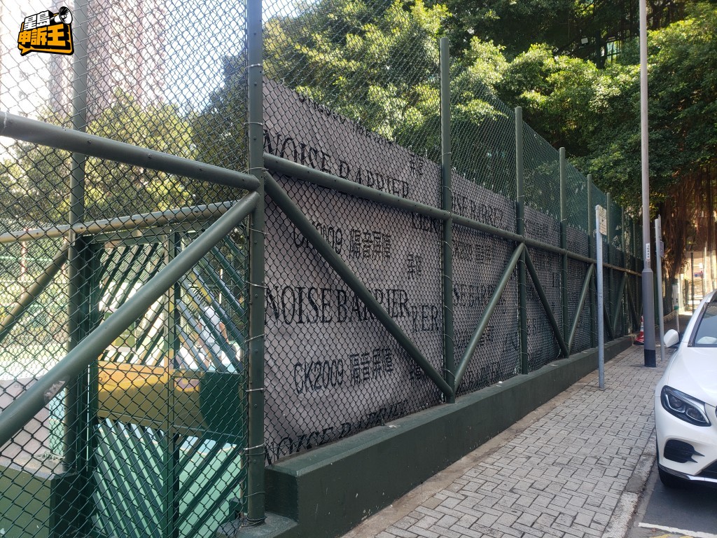 康文署在場地加設隔音屏障,緩減打波聲浪對附近居民的影響。 康文署在場地加設隔音屏障,緩減打波聲浪對附近居民的影響。