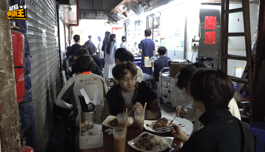 到店的食客幾乎都是落單土魷肉餅飯。 到店的食客幾乎都是落單土魷肉餅飯。