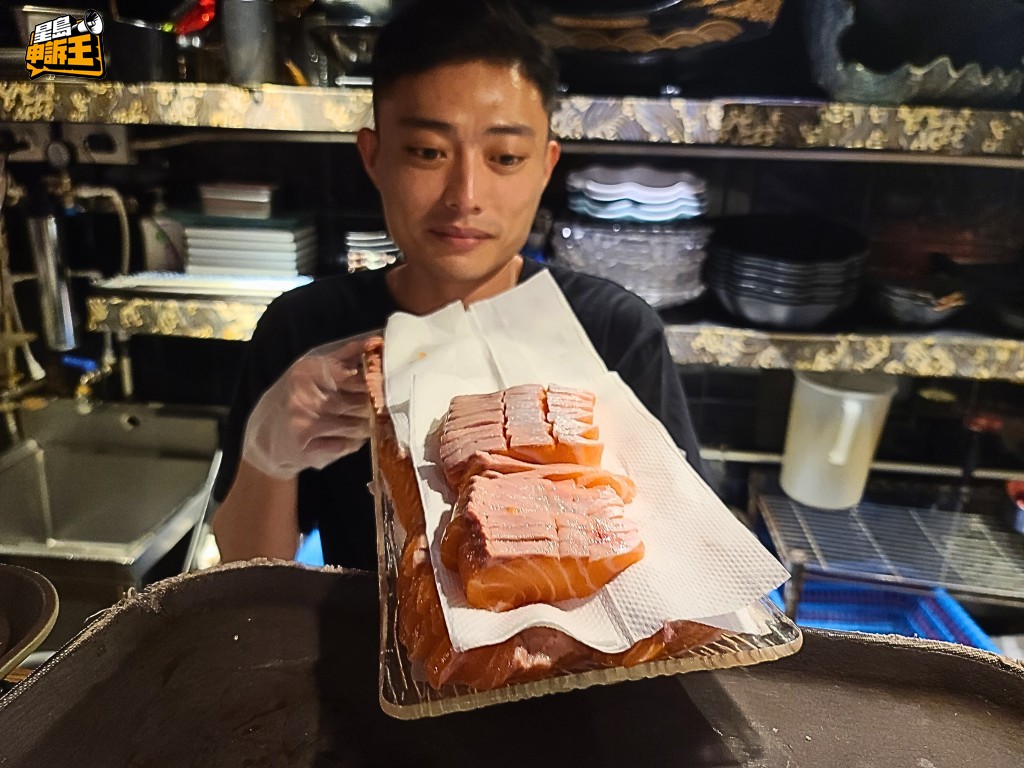 以三文魚刺身為例，扣取去皮去骨等部分，單單一塊魚片的成本已近4元；若客人偷取10片，其實就損失了40元。