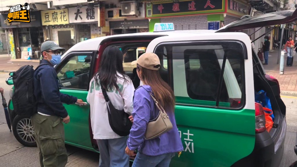 的士義載街坊運送物資。 的士義載街坊運送物資。