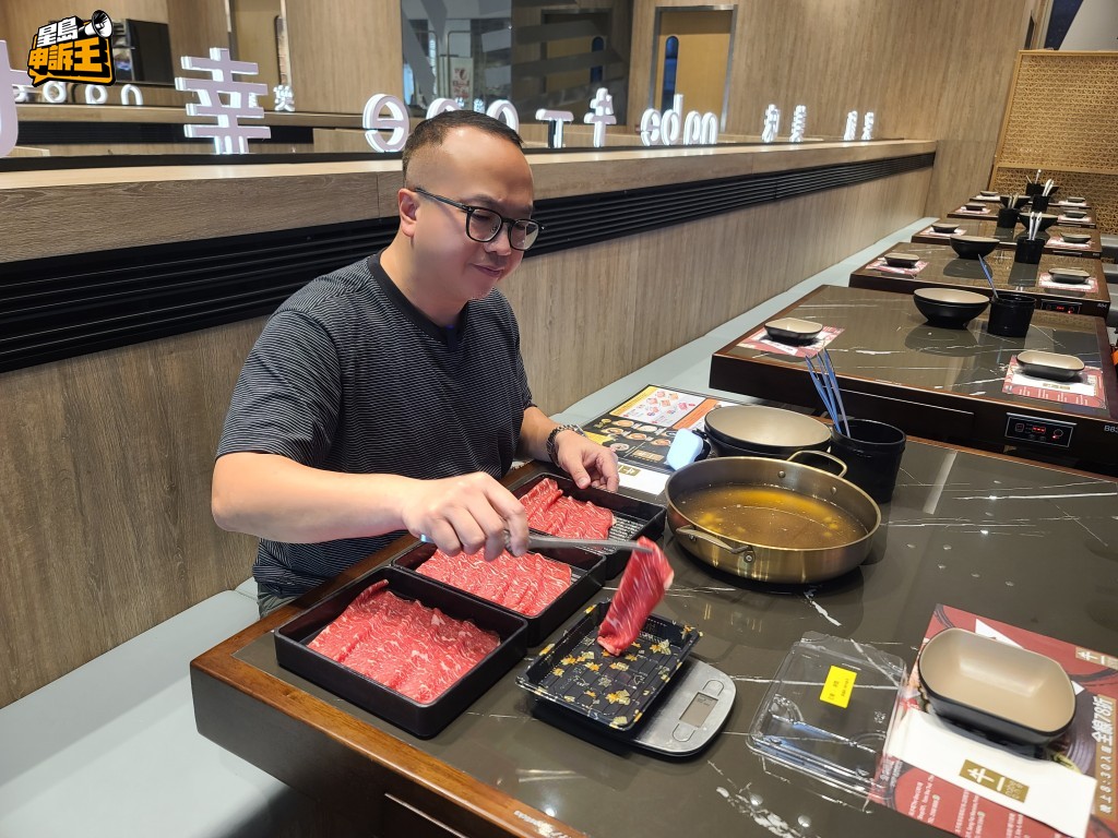 記者實測發現，該店每份牛肉約有5片，重大概161克。