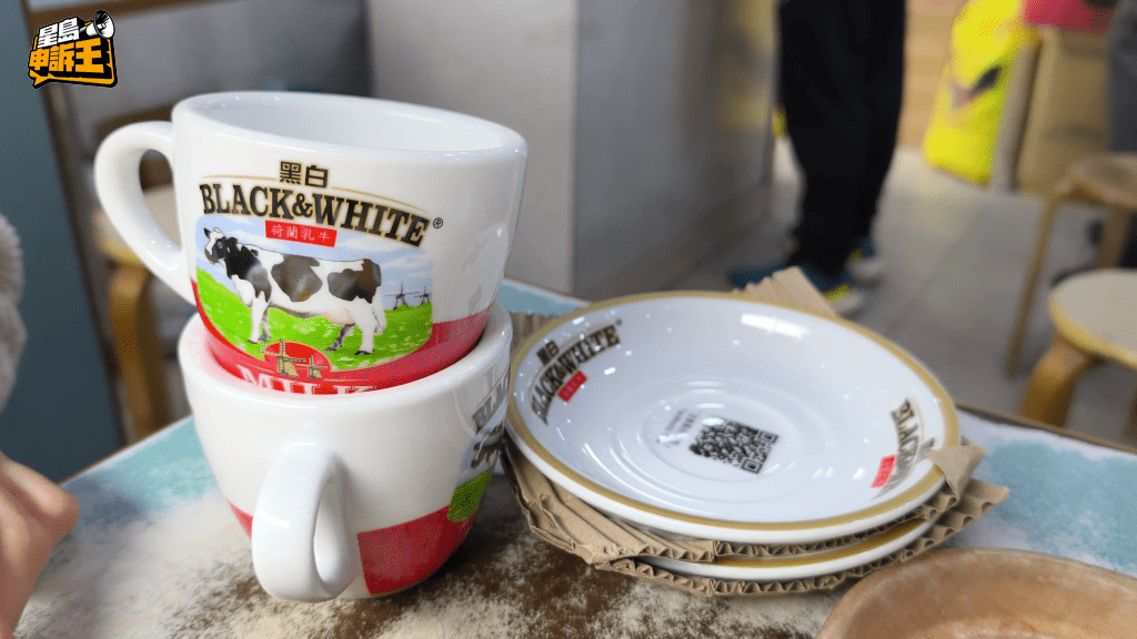 韓國KOL情侶在茶餐廳相中「黑白淡奶」奶茶杯。 韓國KOL情侶在茶餐廳相中「黑白淡奶」奶茶杯。