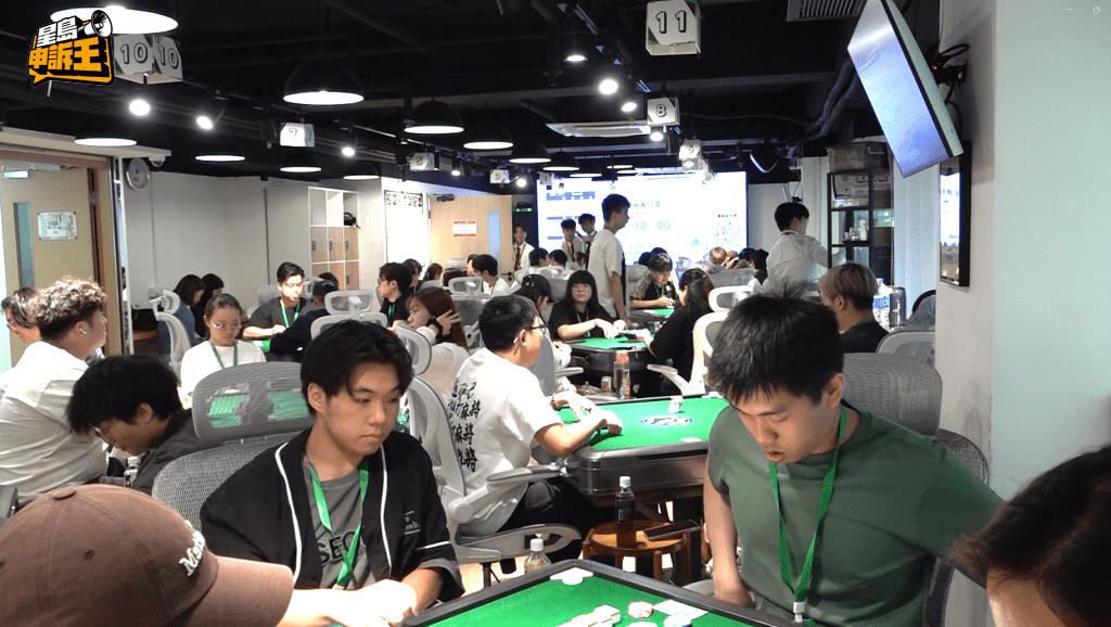 與傳統麻將館不同，麻將大賽氣氛緊張又和諧。