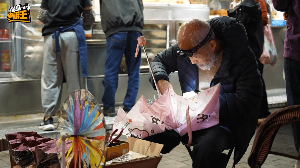 威哥在六年前曾因中風,導致左邊身體一度癱瘓;但他憑堅強意志康復,繼續堅守祖業。 威哥在六年前曾因中風,導致左邊身體一度癱瘓;但他憑堅強意志康復,繼續堅守祖業。