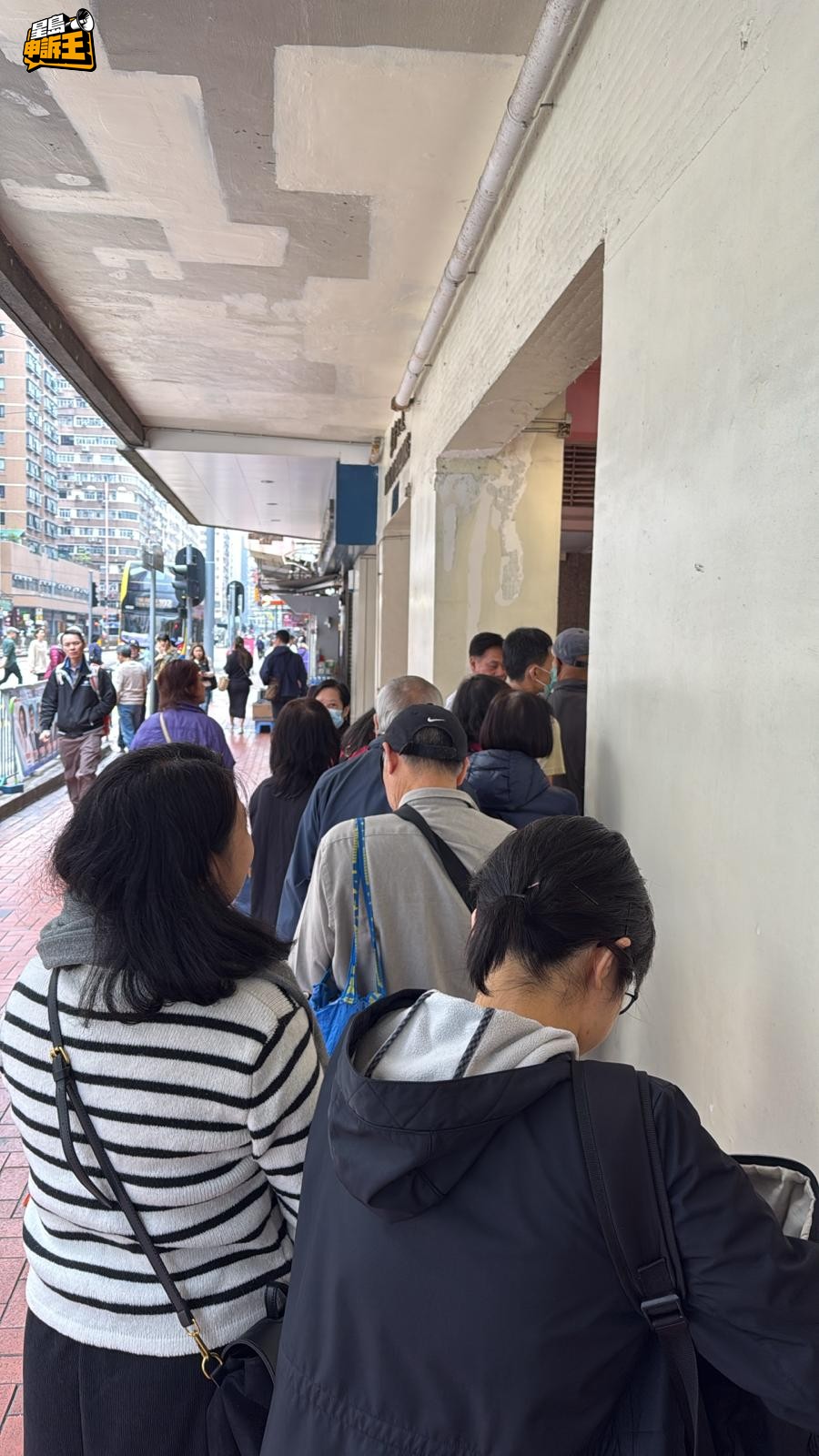 店舖尚未開門，已經有30多人在排隊等候，大部分是長者。