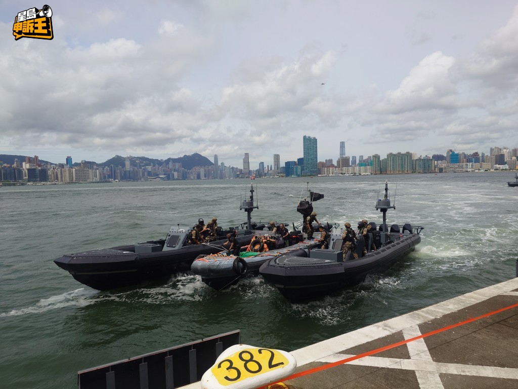 水警與極端份子進行海上追逐。