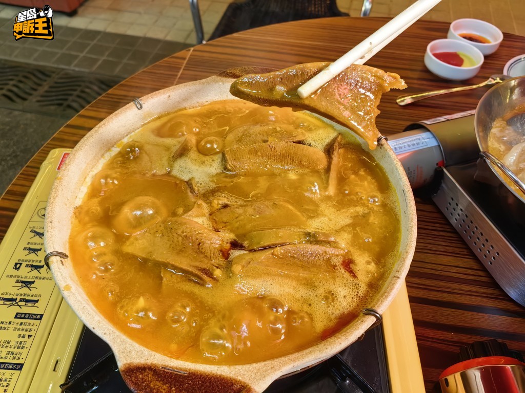 咖喱牛脷煲也極出色,牛脷煮得淋滑,咖喱夠勁度。 咖喱牛脷煲也極出色,牛脷煮得淋滑,咖喱夠勁度。