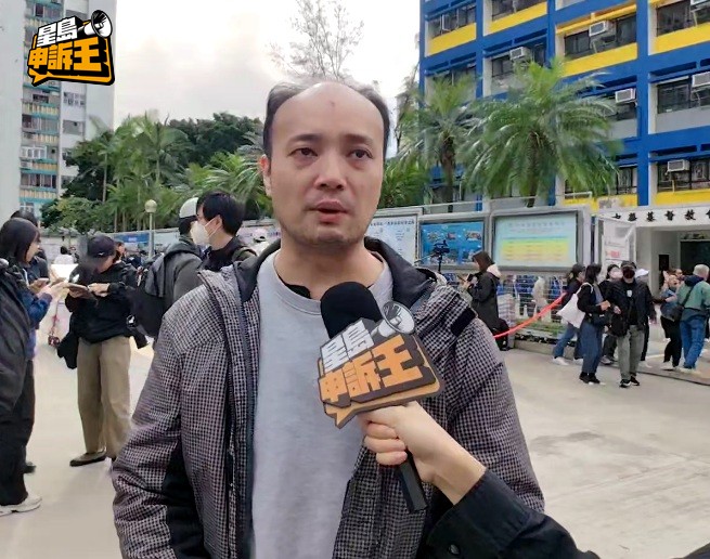 居民鍾先生指太太仍然在屋內,希望快點被救出來。 居民鍾先生指太太仍然在屋內,希望快點被救出來。