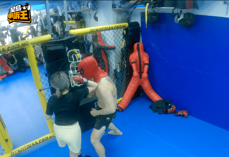 「蒙面哥」教授Irene基本的防禦術。