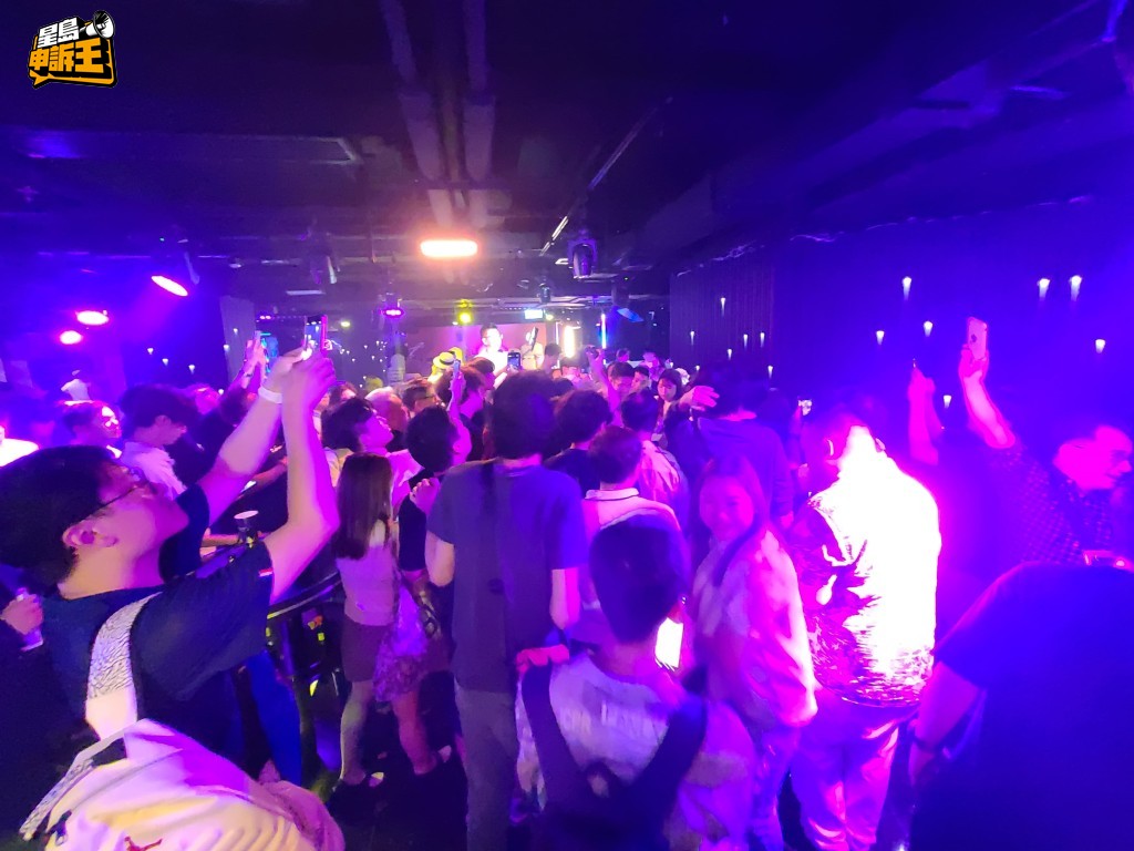 蒼井空一出，現場氣氛再次被炒熱。