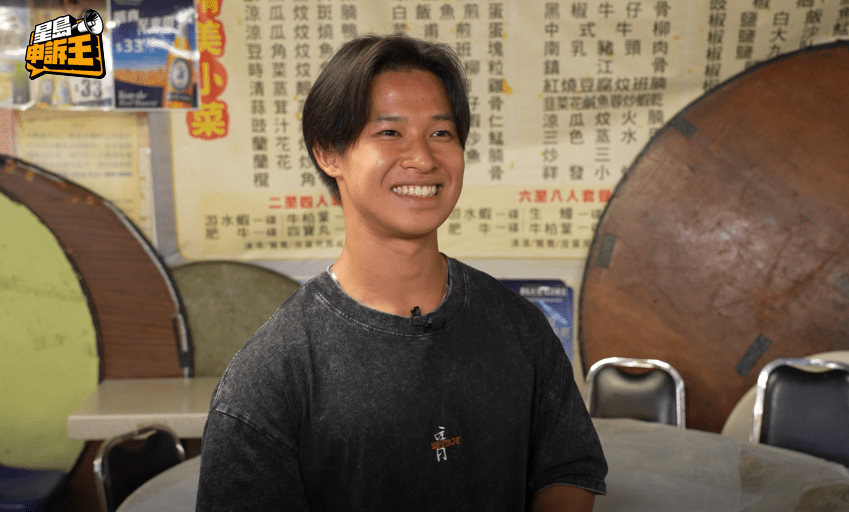 明哥的姪仔阿禧,負責經營大排檔社交媒體,本身想紀錄嫲嫲日常,但近期則主要宣傳明哥高歌的片段。 明哥的姪仔阿禧,負責經營大排檔社交媒體,本身想紀錄嫲嫲日常,但近期則主要宣傳明哥高歌的片段。