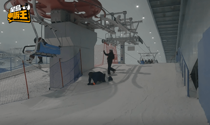 網上有不少人抱怨場內的中級道纜車索道，落車位置沒有停頓。