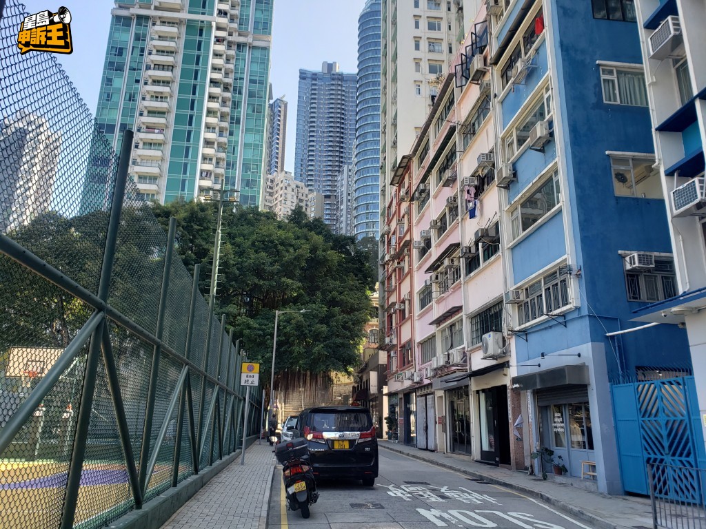 卜公花園球場附近,有多幢住宅大廈,街坊指匹克球聲響對他們造成滋擾。 卜公花園球場附近,有多幢住宅大廈,街坊指匹克球聲響對他們造成滋擾。