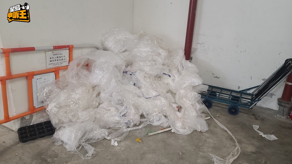 自提點拆貨後,遺下不少垃圾。 自提點拆貨後,遺下不少垃圾。