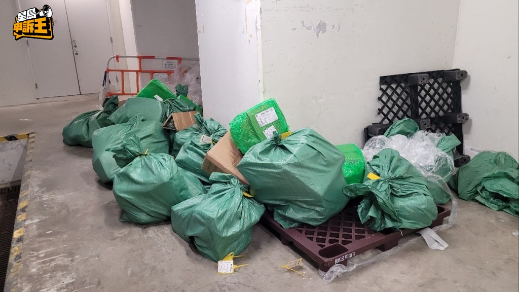 記者發現,自提點擺放了大批貨物在屋邨停車場。 記者發現,自提點擺放了大批貨物在屋邨停車場。