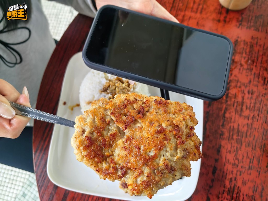 記者Sammi表示,看到飯餸熱氣騰騰,表面帶著油光,顯然是剛煎出來的,份量看起來也相當充足。 記者Sammi表示,看到飯餸熱氣騰騰,表面帶著油光,顯然是剛煎出來的,份量看起來也相當充足。