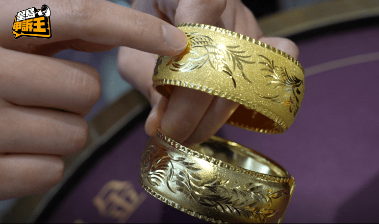 在工藝方面,假金的金屬轉角處做工較為明顯,而真金則顯得相對柔和。 在工藝方面,假金的金屬轉角處做工較為明顯,而真金則顯得相對柔和。