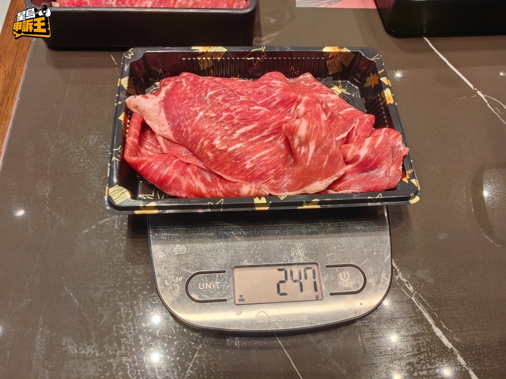 放至第8片牛肉時，重量已達247克，再多放一片便超標。若客人光顧高級和牛放題，能取走8片和牛已約值百餘二百港元。