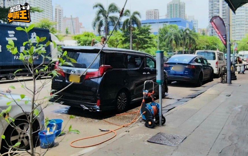 佐敦有洗車公司職員,霸佔錶位洗車。 佐敦有洗車公司職員,霸佔錶位洗車。