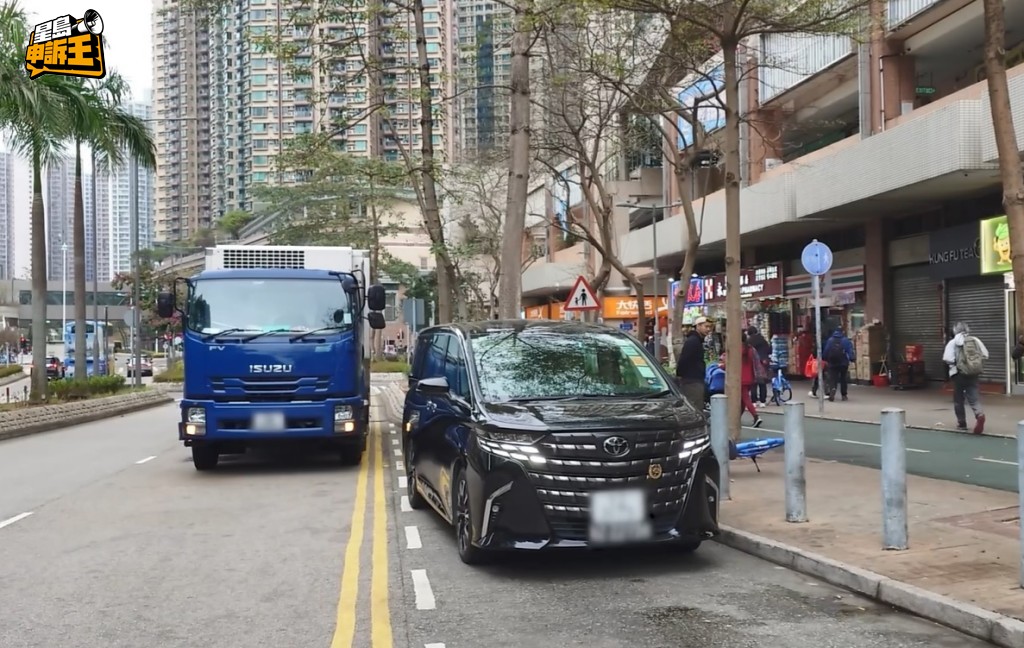 Alfred Sir表示，警方對違泊行為會嚴厲執法，必要時會拖走違泊汽車。