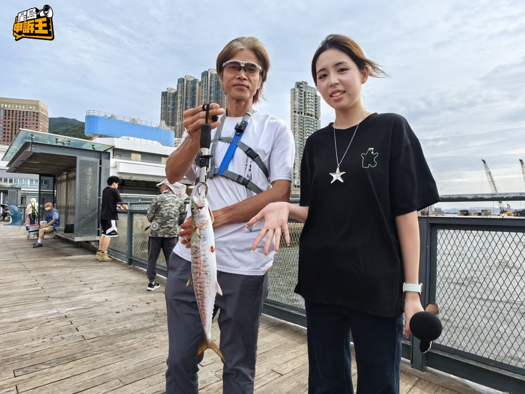 釣友陳先生(左)向申訴王記者Elaine(右)表示,特意請假到上環海濱「朝聖」釣魚,結果也有一些收獲。 釣友陳先生(左)向申訴王記者Elaine(右)表示,特意請假到上環海濱「朝聖」釣魚,結果也有一些收獲。