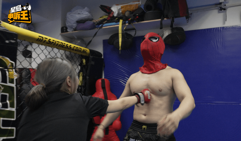 記者Irene經指導後，往「蒙面哥」腹部出拳，但僅1分鐘便無氣停手，