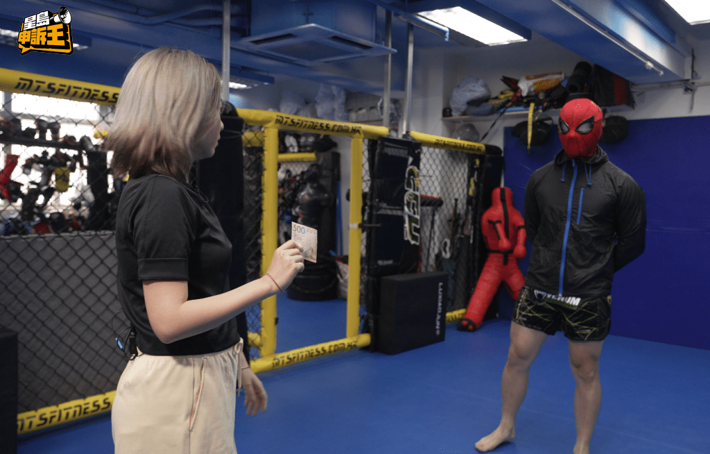 記者Irene用500元試玩，挑戰「真人版打小人」。